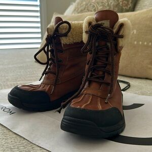 Kids Size 2 Ugg 5209 Butte Leather Cold Weather Snow